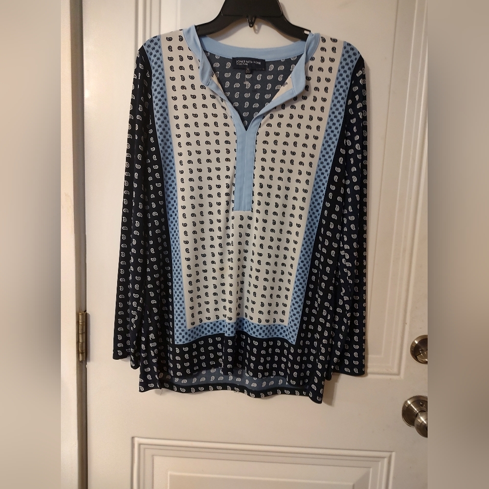 Jones New York Navy and Light Blue Printed V-Neck Blouse